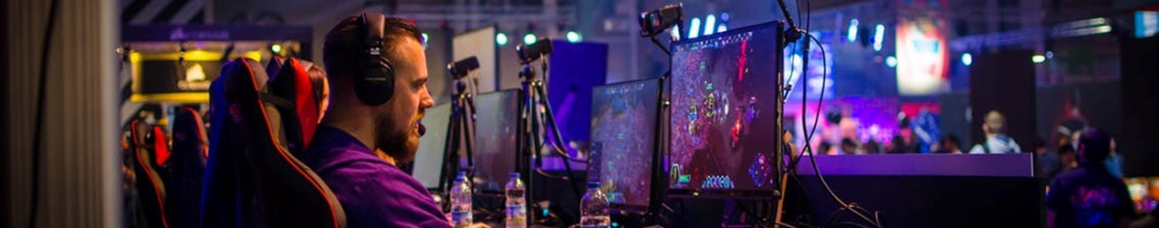 Gaming bord og gamer headset fås i kvalitet hos FOURZE